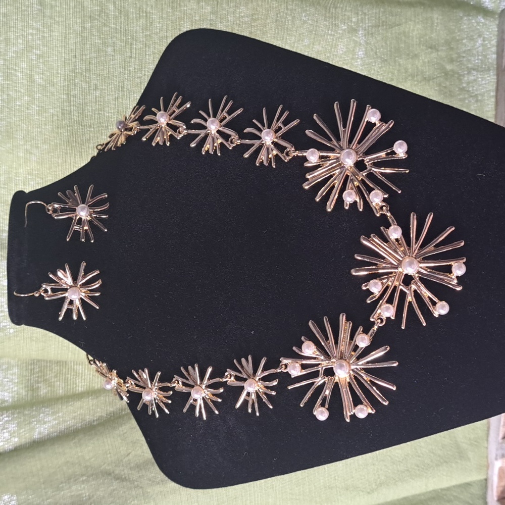 New Gold Tone Necklace Flowers and Faux Little Pearls Fashion Jewelry Set